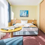 Strand-hotel Huebner Hotel 4*