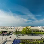 Strand-hotel Huebner 4*