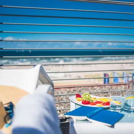 Strand-hotel Huebner 4*