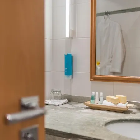 Strand-hotel Huebner 4*