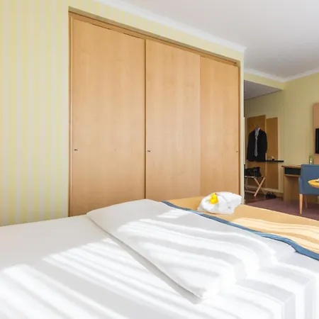 Strand-hotel Huebner Отель 4*