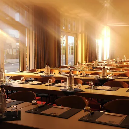 מלון Strand-hotel Huebner 4*