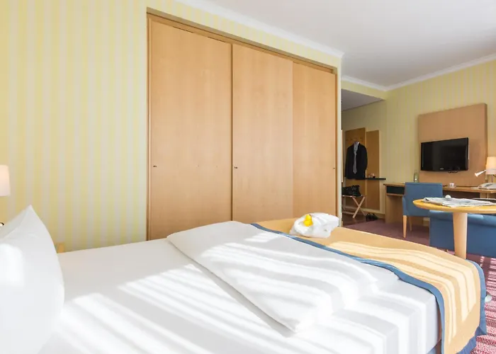 Strand-hotel Huebner Отель 4*